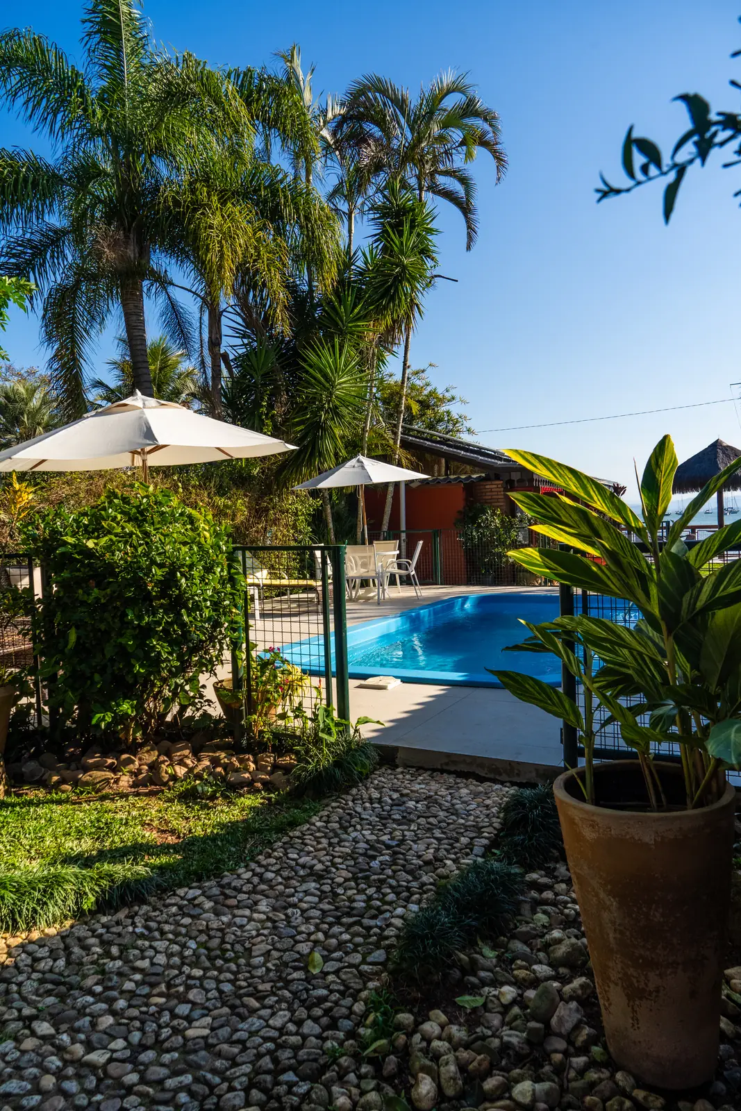 Piscina externa em meio à mata nativa