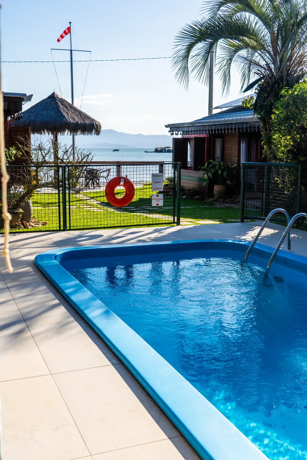 Piscina e jardim