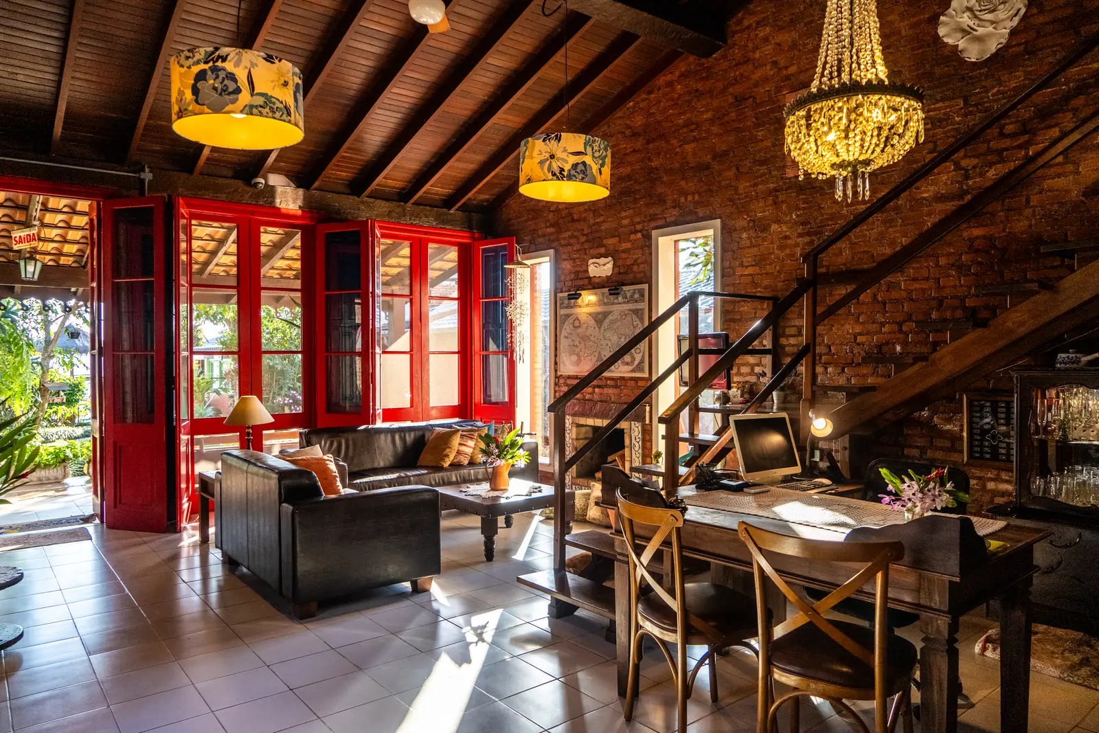 Ambiente interno com mezanino